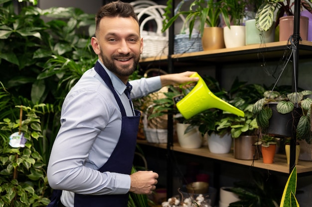 Hombre enseñando a cuidar plantas en macetas