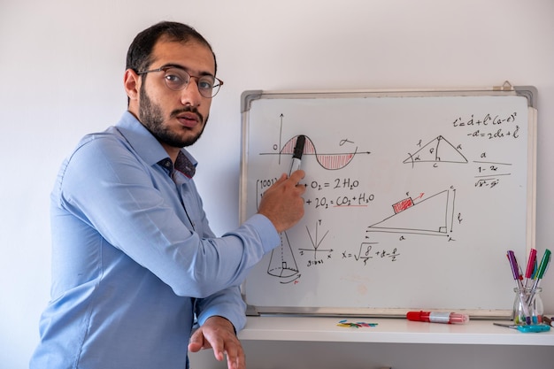 Foto hombre enseñando matemáticas en línea desde casa