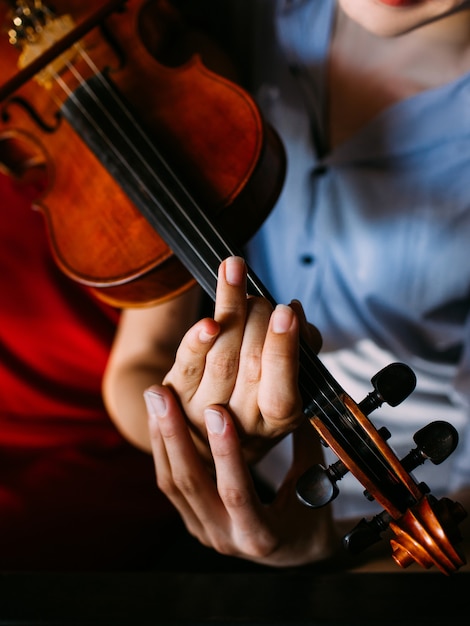 Hombre enseñando a niña a tocar el violín. tutor de instrumento clásico. compartir experiencia. ayudar a apoyar el concepto de intimidad