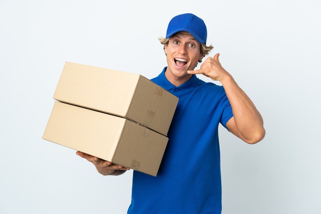 Hombre de entrega en blanco aislado haciendo gesto de teléfono. Llámame señal