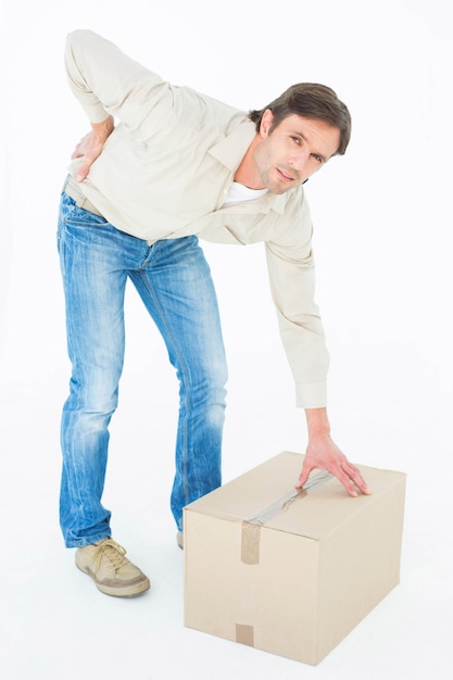 Foto hombre de entrega con caja de cartón que sufre de dolor de espalda