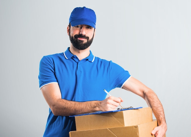 Hombre de entrega con la carpeta