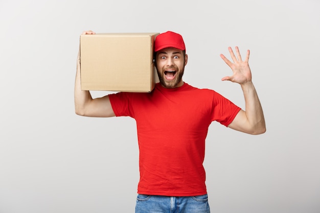 Hombre de entrega haciendo gesto de sorpresa con cajas de cartón.