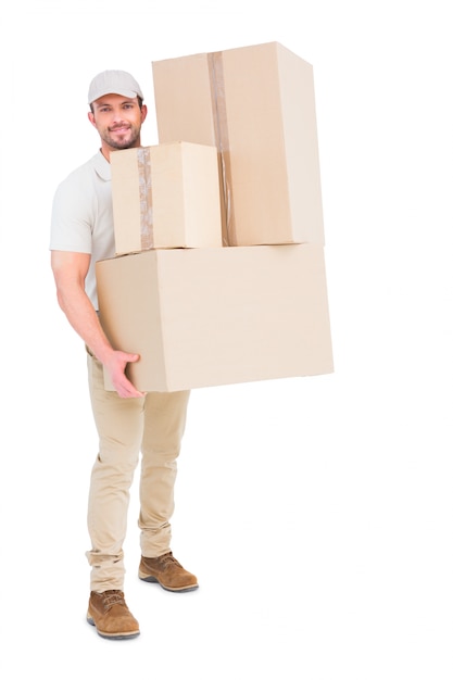 Hombre de entrega llevando cajas de cartón