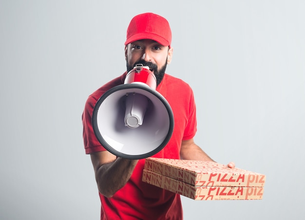 Hombre de entrega de pizza gritando por megáfono