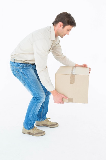 Hombre de entrega recogiendo la caja de cartón