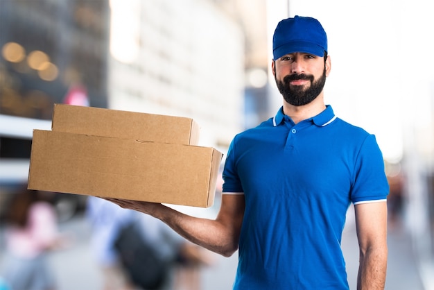 Hombre de entrega sobre fondo desenfocado