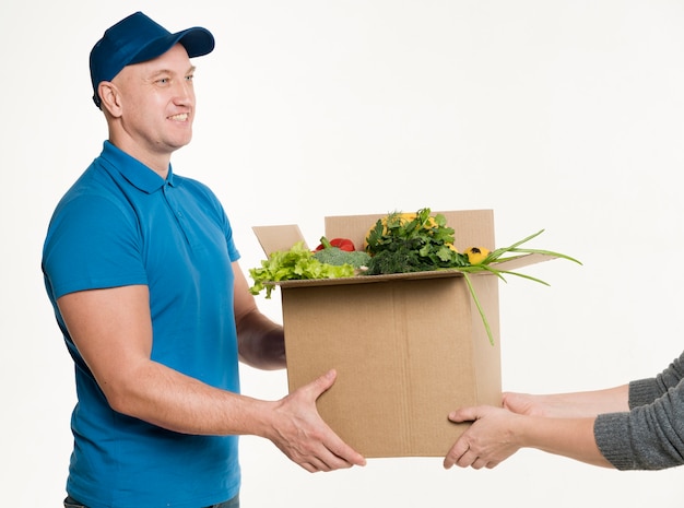 Hombre entregando caja de cartón con comida