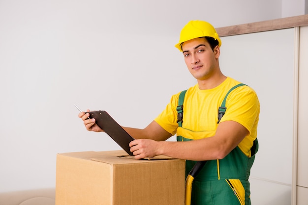 Hombre entregando cajas durante la mudanza de la casa