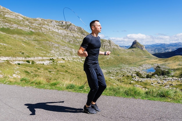 Un hombre entrena en una zona montañosa El atleta se prepara para competencias en la montaña