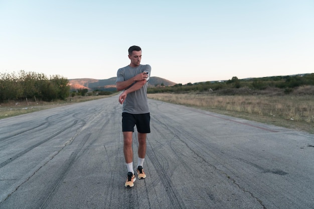 Hombre de entrenamiento en ejecución con reproductor de música mp3 escuchando música con brazalete de reproductor de mp3 o teléfono móvil inteligente. foto de alta calidad