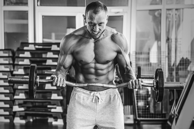 Hombre durante el entrenamiento en el gimnasio.