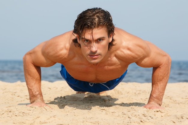 Hombre durante el entrenamiento en la playa