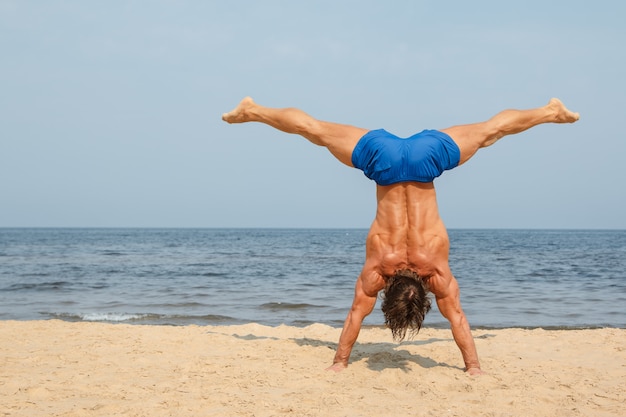 Hombre durante el entrenamiento en la playa