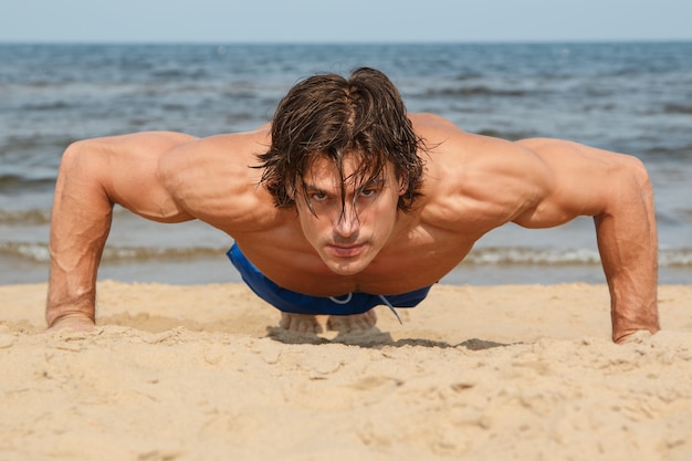 Hombre durante el entrenamiento en la playa