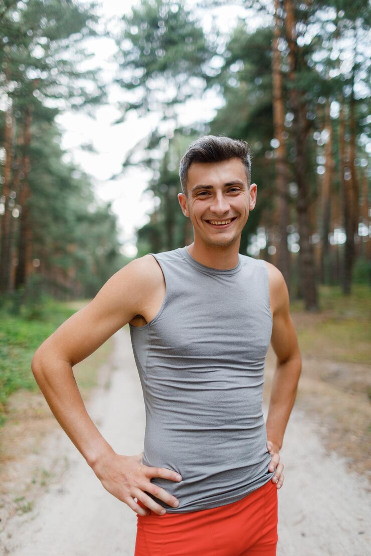 Hombre entrenando al aire libre