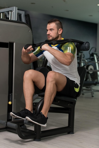 Hombre entrenando ejercicios abdominales en una máquina