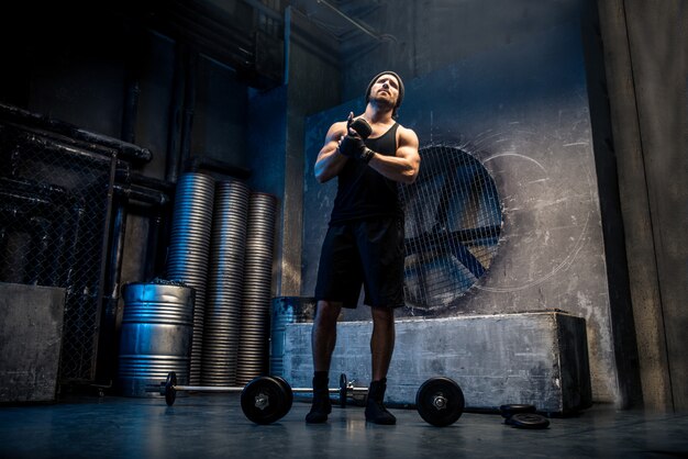 Hombre entrenando en un gimnasio