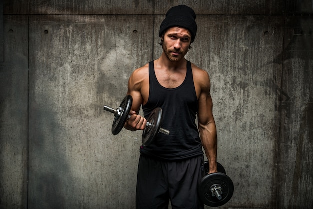 Hombre entrenando en un gimnasio