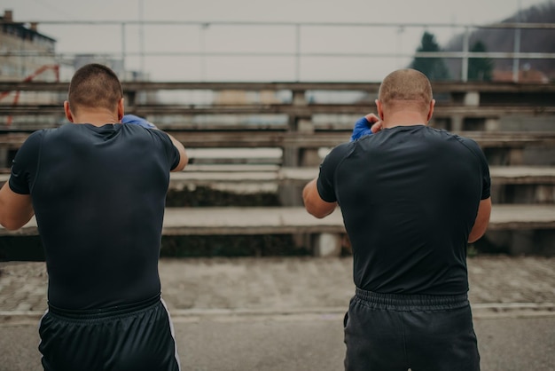 Hombre entrenando kick box con su entrenador profesional