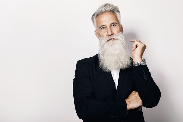 Foto hombre envejecido guapo con elegante traje negro