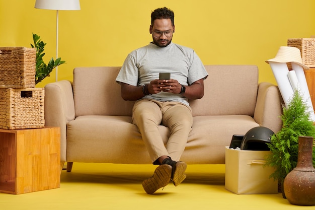 Hombre enviando mensajes de texto a amigos