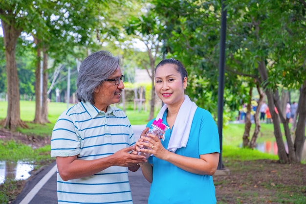 hombre envió agua para mujer