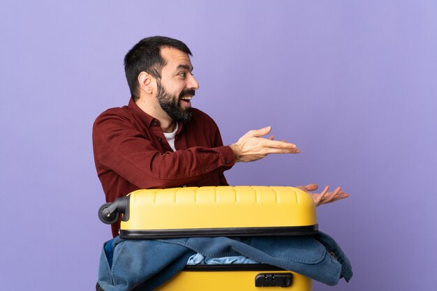 Foto hombre con equipaje sobre fondo púrpura aislado