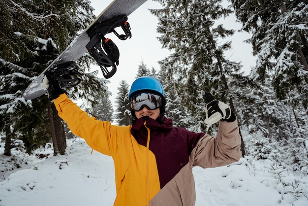 Hombre en equipo de esquí, con gafas de seguridad. Aventura al deporte de invierno. Hombre de snowboarder senderismo en la montaña. Buscando polvo para freeride.