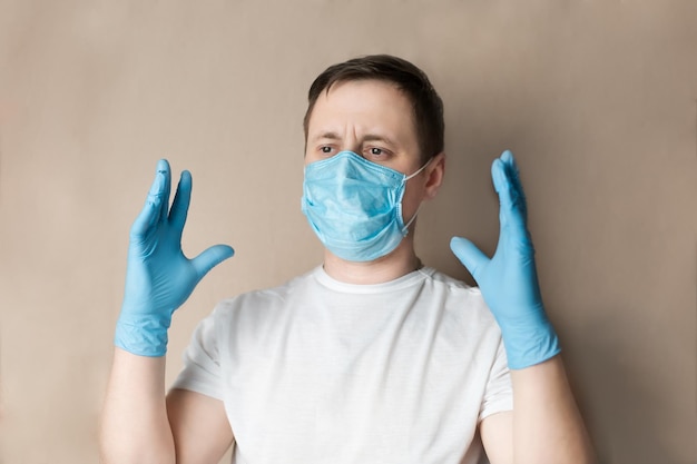 Un hombre con equipo de protección personal. guantes desechables y una mascarilla protegen contra la propagación