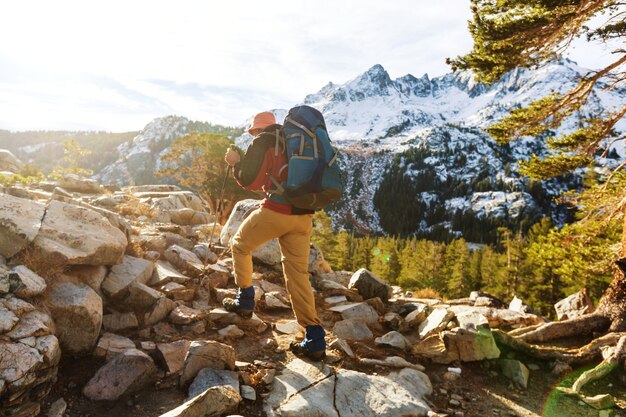 Hombre con equipo de senderismo caminando en las montañas de Sierra Nevada, California, EE.