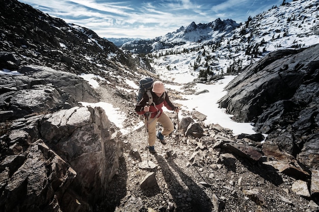 Hombre con equipo de senderismo caminando en las montañas de Sierra Nevada, California, EE.