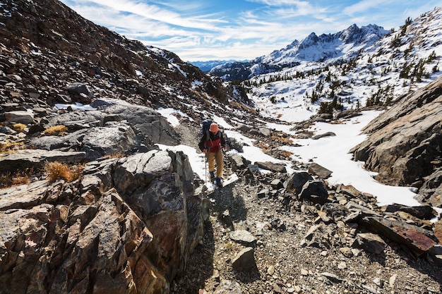 Hombre con equipo de senderismo caminando en las montañas de Sierra Nevada, California, EE.