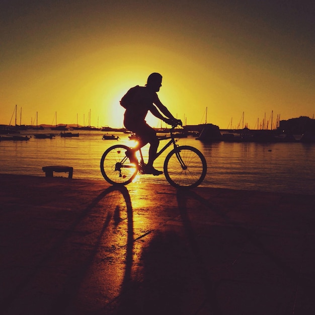 hombre, equitación, bicicleta, en, ocaso