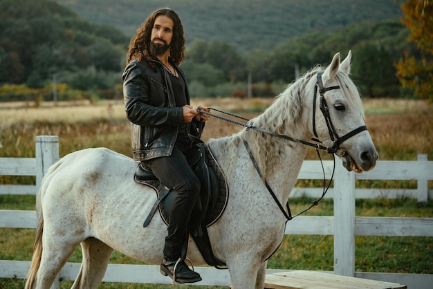 hombre, equitación, joven, jinete, entrenamiento, el suyo, caballo, para, un, paseo