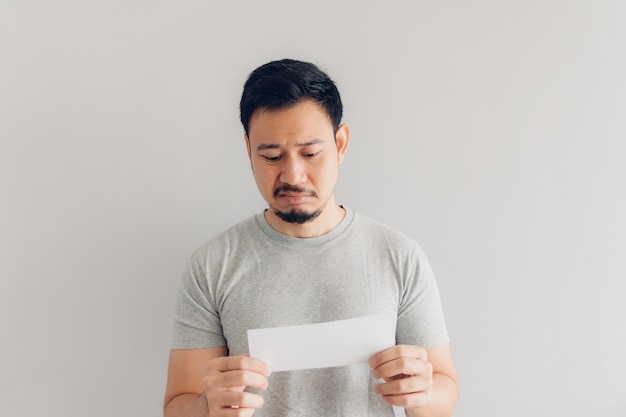 El hombre es odio y triste con el mensaje de correo blanco o la factura.