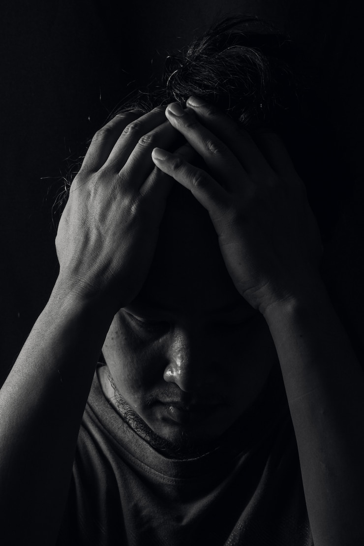Foto el hombre es serio y se esfuerza en blanco y negro, el hombre del retrato es serio y dolor de cabeza.