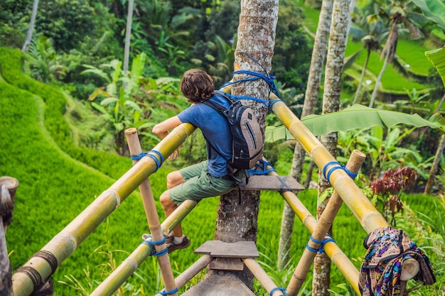 El hombre es un viajero en un arrozal en Ubud, Bali, Indonesia.