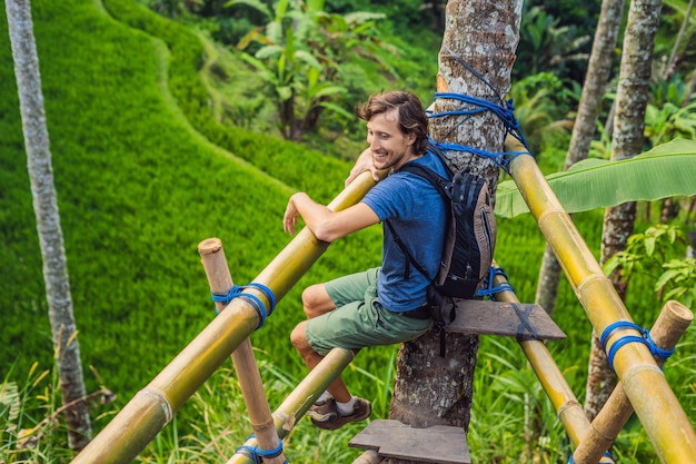 El hombre es un viajero en un arrozal en Ubud, Bali, Indonesia.