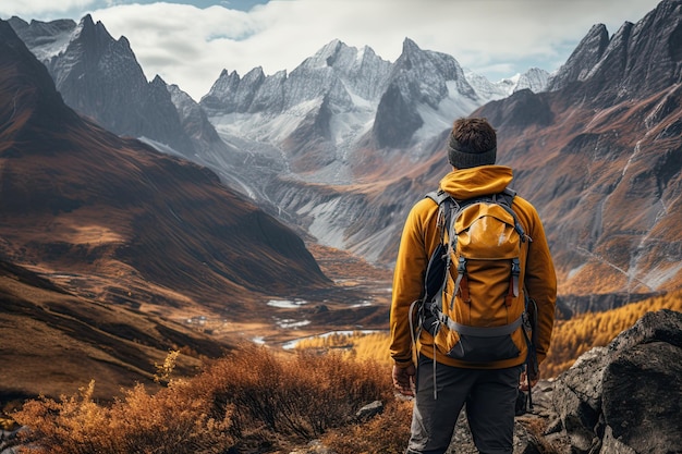 Un hombre es un viajero en las montañas