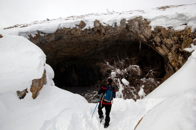 Hombre escalador caminando en la nieve