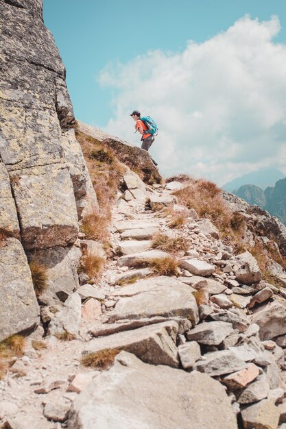 Foto hombre escalando la montaña