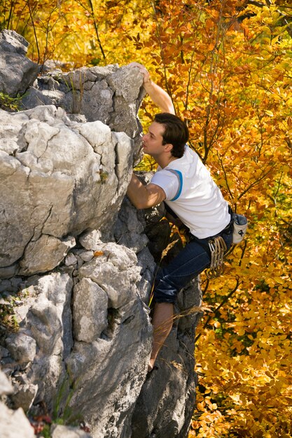 hombre escalando roca