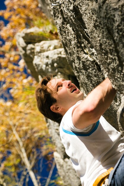 hombre escalando roca