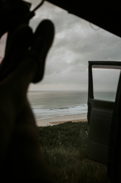 Hombre escalofriante en su coche junto al mar