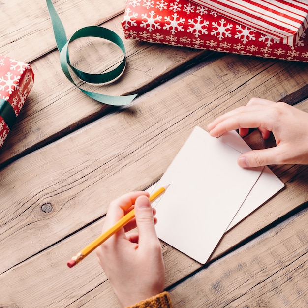 el hombre escribe una carta, navidad