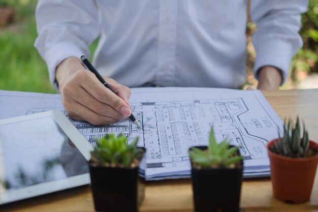 El hombre escribe en el documento de negocios que trabaja en casa, concepto de la FMH que trabaja en casa y se queda en casa preventivo del virus Corona 2019