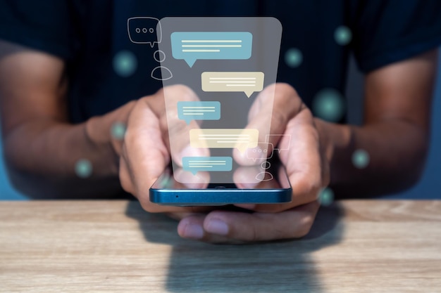 Un hombre escribe un mensaje en un teléfono inteligente Conversación de comunicación conversación de diálogo y concepto de relación virtual