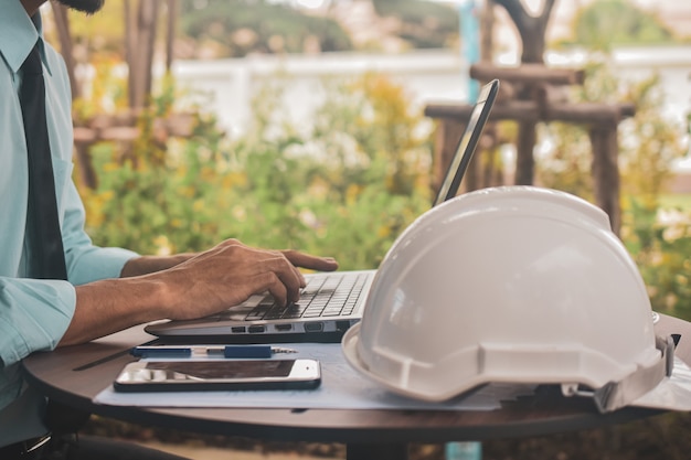 Hombre escribiendo en la computadora portátil