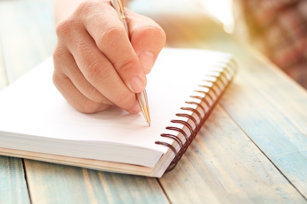 Hombre escribiendo en el cuaderno